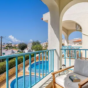 carvoeiro-spacious-2-bedroom-appartment-with-pool.hotelaalgarve.com/